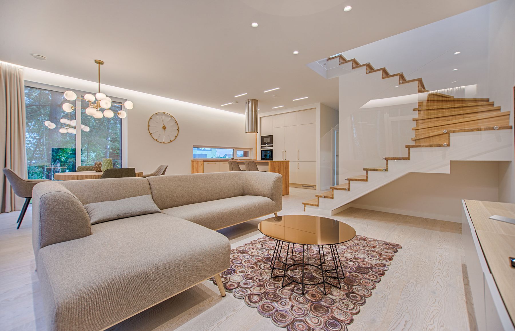 Sala contemporânea com iluminação embutida, climatização integrada e escada em madeira